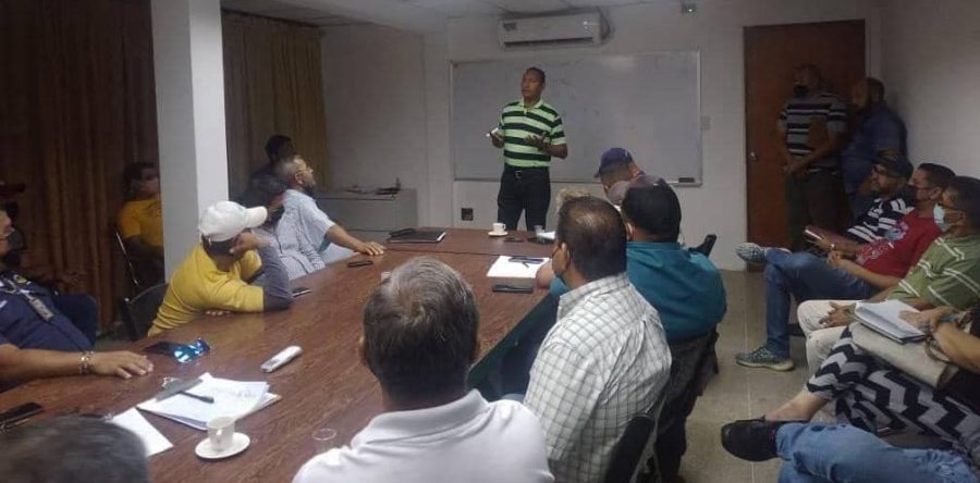 Taxistas ajustarán precios de su servicio con tarifas solidarias.