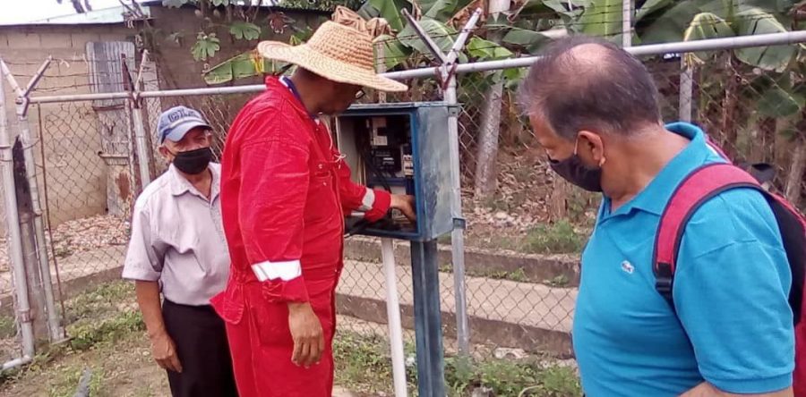 Sustituyen pieza quemada en tablero eléctrico del pozo de Barrio Bolívar.