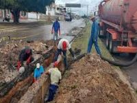 Cuadrilla de Aguas de Monagas repara colector caído en La Floresta.