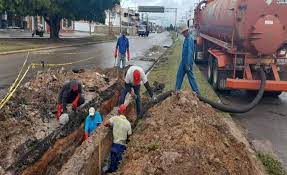 Cuadrilla de Aguas de Monagas repara colector caído en La Floresta.