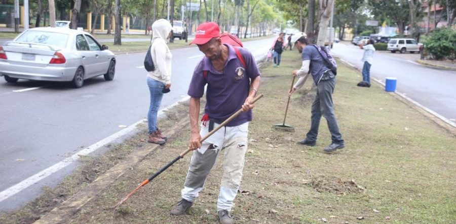 Alcaldesa Ana Fuentes realiza mantenimiento a la avenida Raúl Leoni.