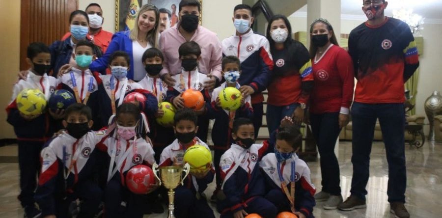 Escuela de Fútbol Menor “Antonio Mejías” visita Fundación El Niño Simón.