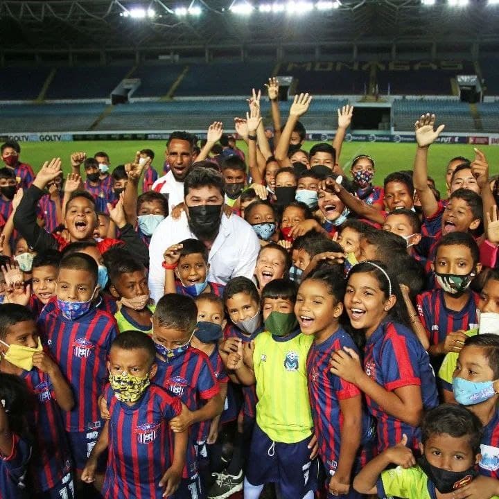 Monagas SC y gobernador Luna entregan 2 mil 400 uniformes a jugadores de fútbol menor.