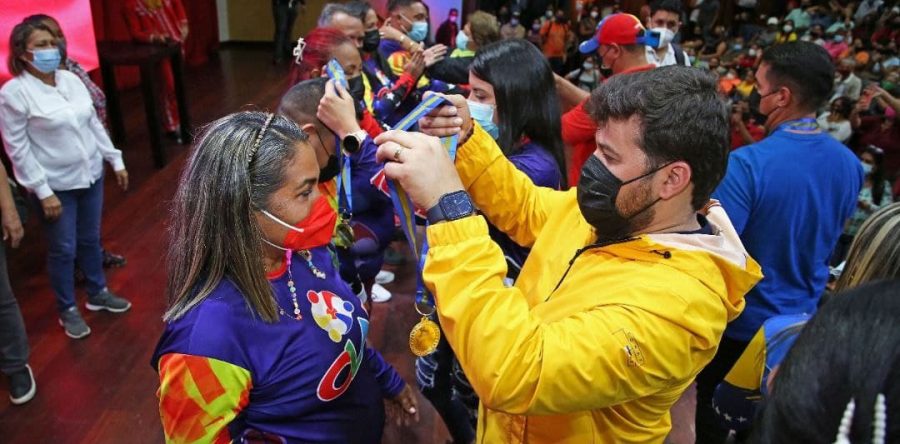 Gobernador Ernesto Luna entrega reconocimientos a los héroes y heroínas del CLAP.