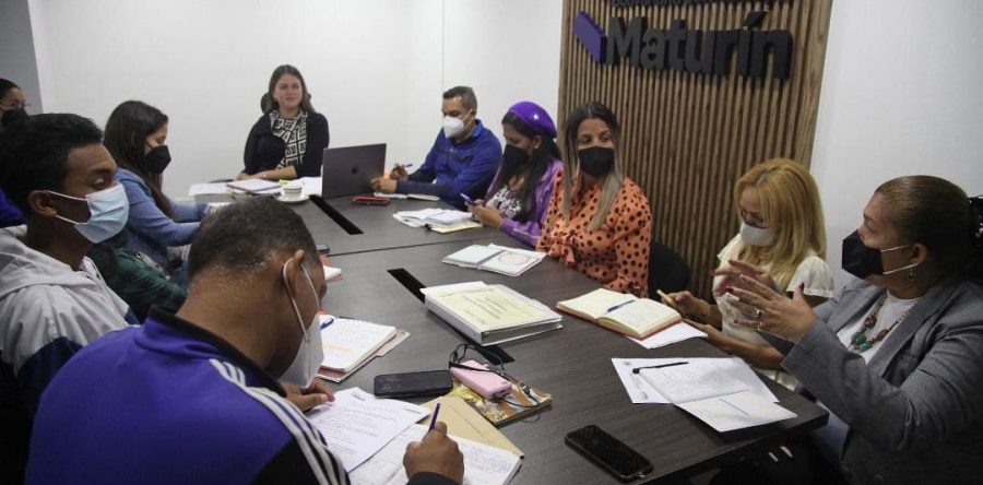 Alcaldesa Fuentes recibe planificación de trabajo del segundo trimestre del año.