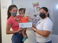 Fundación Regional El Niño Simón entrega válvula a niña con hidrocefalia.