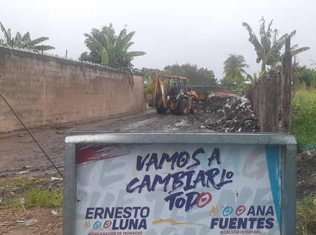 Alcaldía de Maturín despeja vialidad cubierta de basura en La Constituyente.