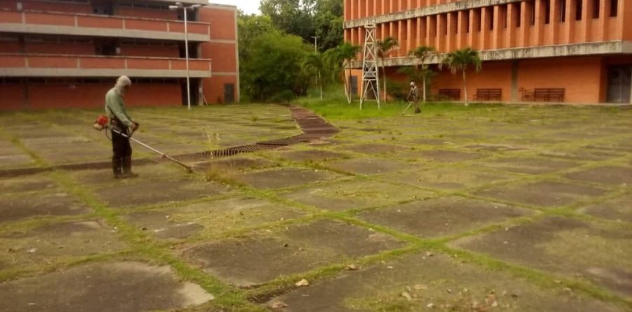 InfraMonagas realiza jornadas de desmalezamiento en centros educativos.