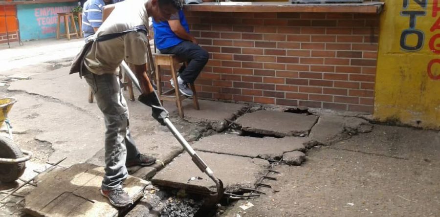 Construcción de baños en el Mercado Municipal registra un 70% de avance.