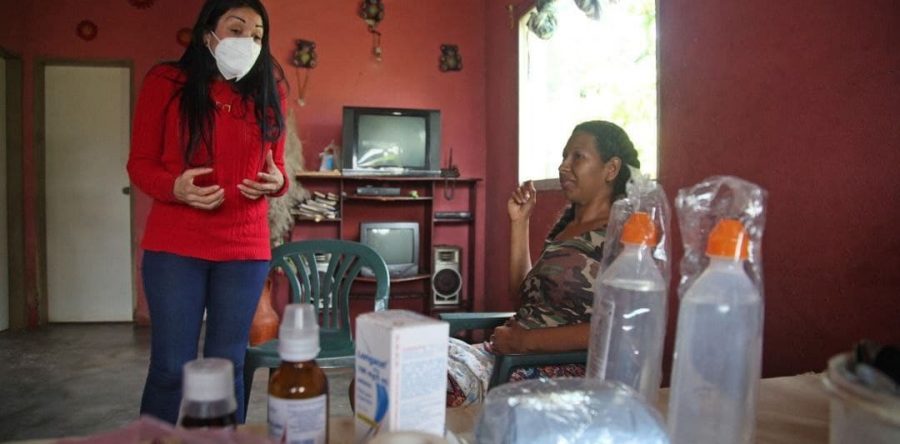 Ana Fuentes asume caso de salud de joven madre en sector La Esperanza.