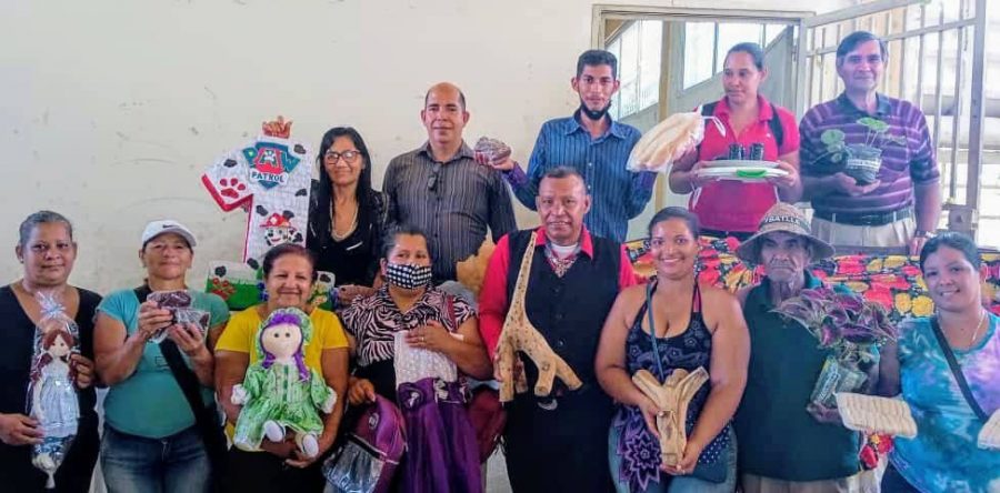 Artesanos y cultores exponen en casa de la Cultura de San Vicente.