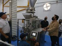 Gobernador Ernesto Luna pone en marcha planta empaquetadora de granos en Piar.