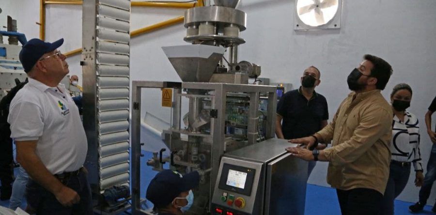 Gobernador Ernesto Luna pone en marcha planta empaquetadora de granos en Piar.