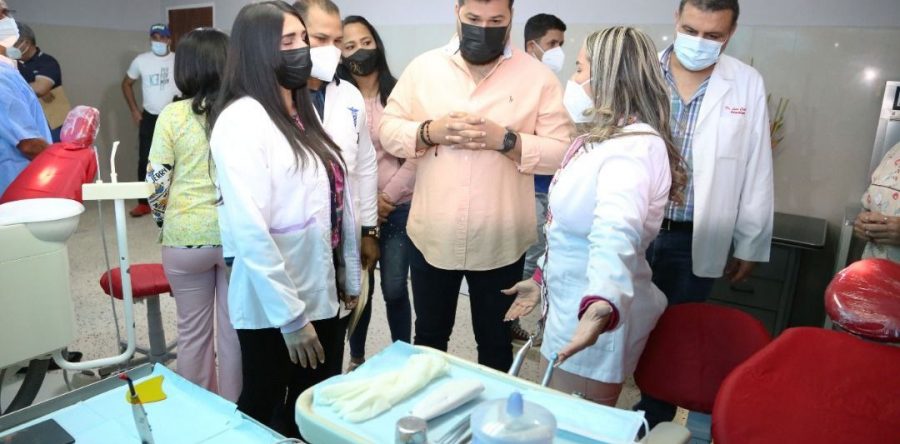 Gobernador Ernesto Luna restauró seis servicios médico-asistenciales del ambulatorio Vargas.