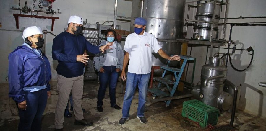Gobernador Ernesto Luna inspecciona frutícola de Caripe.