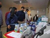 Gobernador Ernesto Luna entrega insumos en hospital de Caripe.