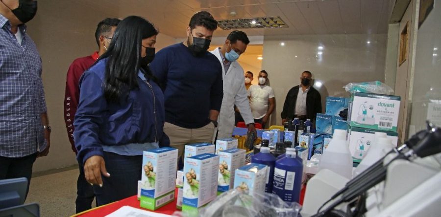 Gobernador Ernesto Luna entrega insumos en hospital de Caripe.