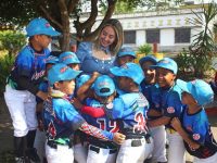 Fundación El Niño Simón entrega implemos deportivos a jugadores de Criollitos de Venezuela en Monagas.
