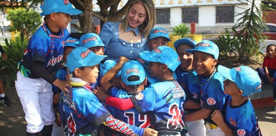 Fundación El Niño Simón entrega implemos deportivos a jugadores de Criollitos de Venezuela en Monagas.