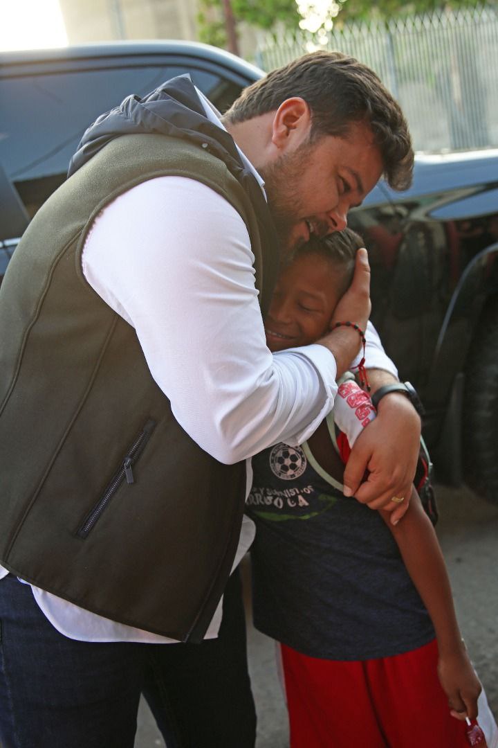 El niño que buscaba una pelota y encontró una casa.