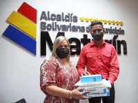 Alcaldesa Ana Fuentes entrega marcapasos a paciente con cardiopatía.