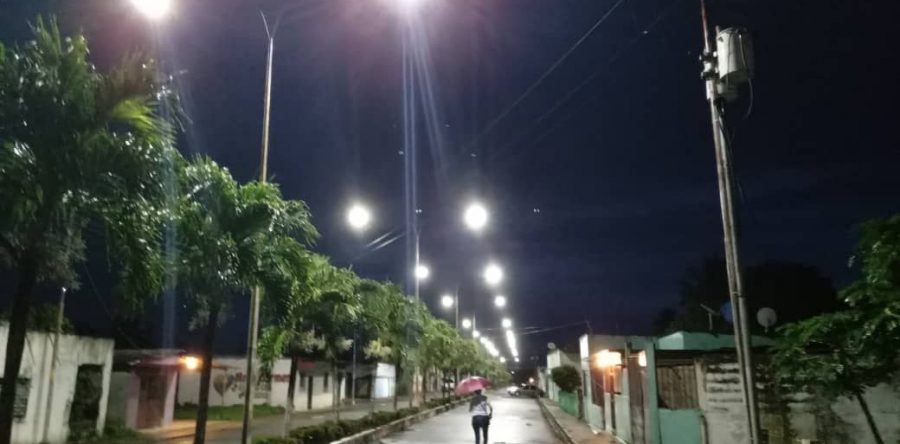 Rehabilitan alumbrado de avenidas en Uracoa.