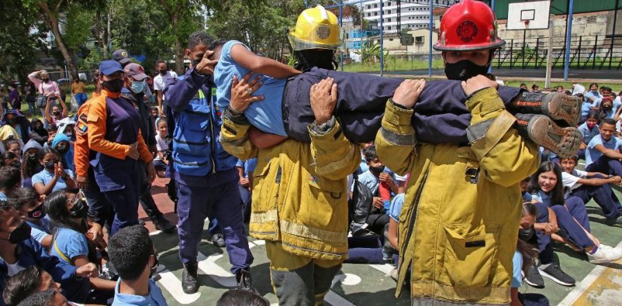 Inicia en Monagas campaña para enseñar a estudiantes cómo actuar ante un sismo.