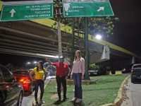 Alcadesa Ana Fuentes supervisa instalación de bombillas en el Bajo Guarapiche.
