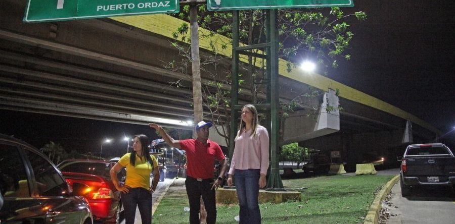 Alcadesa Ana Fuentes supervisa instalación de bombillas en el Bajo Guarapiche.