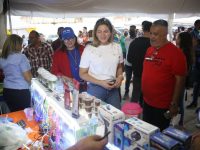 Alcaldesa Ana Fuentes recorre stands de Feria de Emprendedores de Maturín.