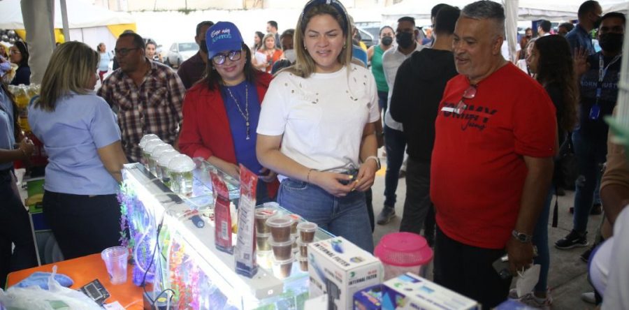 Alcaldesa Ana Fuentes recorre stands de Feria de Emprendedores de Maturín.