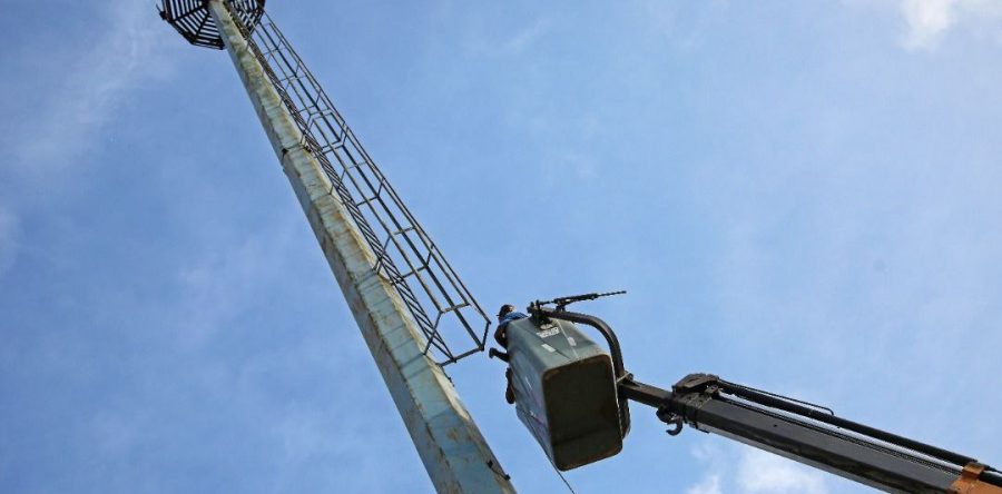 Inician recuperación del alumbrado del distribuidor El Monumental en La Cruz.