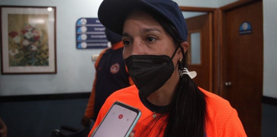 Alcaldía brinda atención a las dos damas afectadas por caída de árbol en el centro de Maturín.