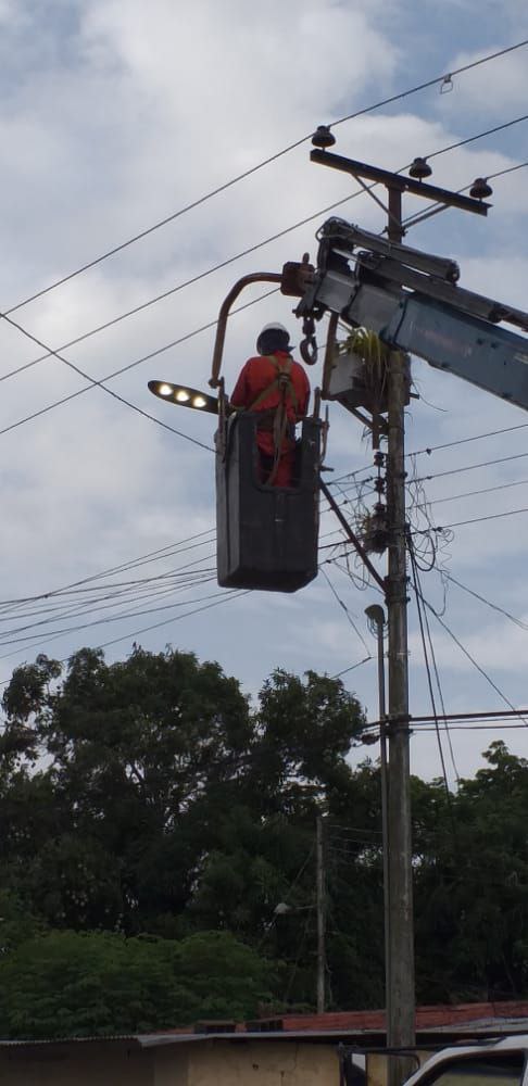 Gobernación y Alcaldía instalan 61 luminarias en el casco central de La Pica.