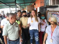 Alcaldesa Ana Fuentes supervisa prioridades de atención en la parroquia Santa Cruz.