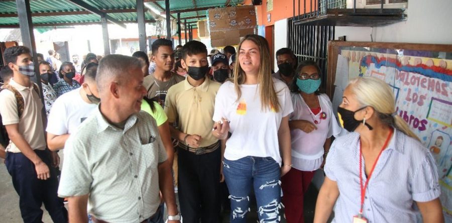 Alcaldesa Ana Fuentes supervisa prioridades de atención en la parroquia Santa Cruz.
