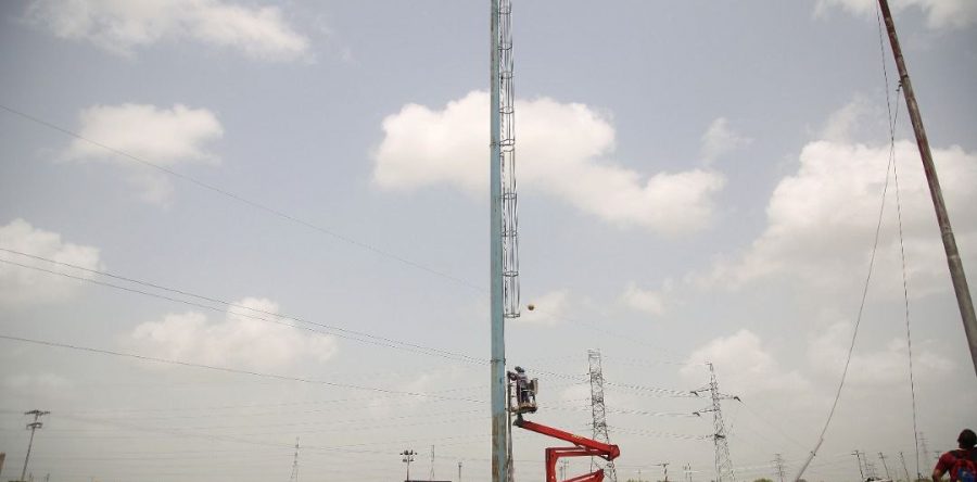 Aceleran trabajos de iluminación en el distribuidor El Monumental.