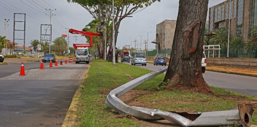 Conductora ebria dañó alumbrado público en la avenida Alirio Ugarte Pelayo.
