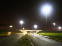Dejan completamente iluminado distribuidor de El Monumental en Maturín.