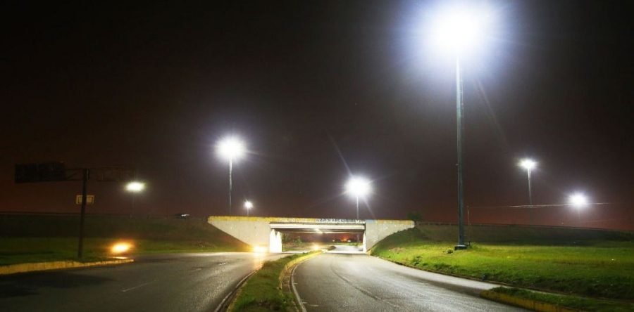 Dejan completamente iluminado distribuidor de El Monumental en Maturín.