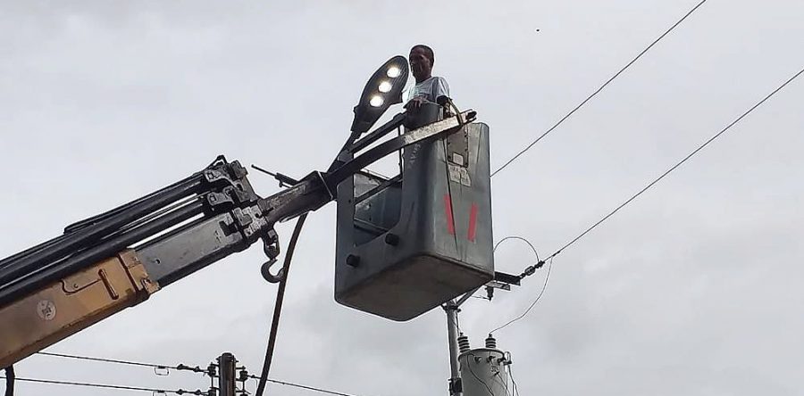 Favorecen a conductores y a 352 familias con alumbrado en la avenida Cruz Peraza de Maturín.