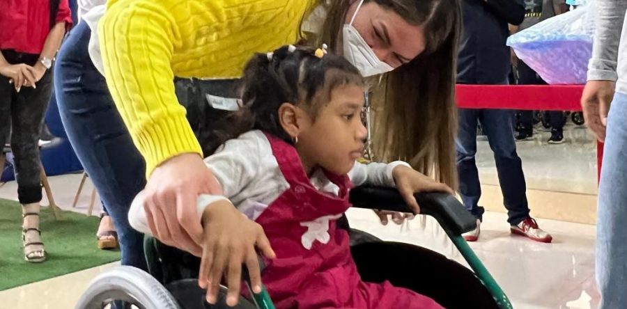 ¡Dando respuestas! Unas 200 ayudas sociales entregó la alcaldesa Ana Fuentes.