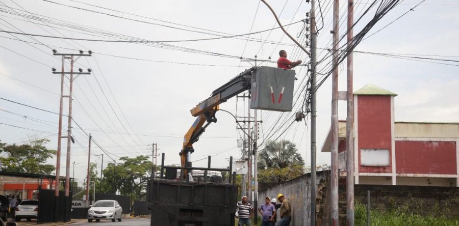 Alcaldesa Fuentes potencia alumbrado público en cinco calles de Juanico.