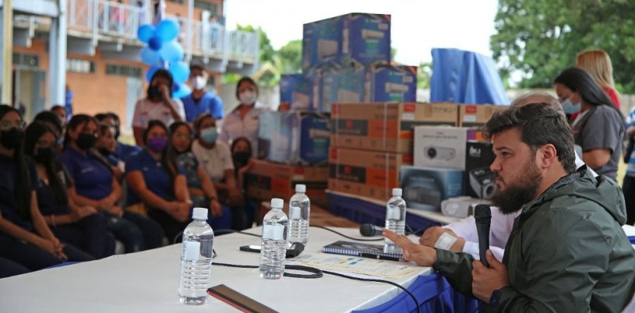 Ernesto Luna dota de aires acondicionados a la Universidad Rómulo Gallegos.