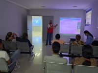 Emprendedores de La Pica reciben capacitación sobre manipulación de alimentos.