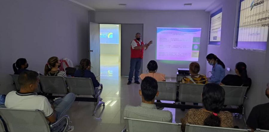 Emprendedores de La Pica reciben capacitación sobre manipulación de alimentos.