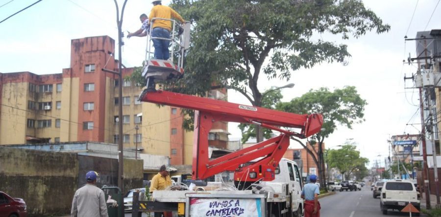Alcaldesa Ana Fuentes ilumina la avenida Luis del Valle García de Maturín.