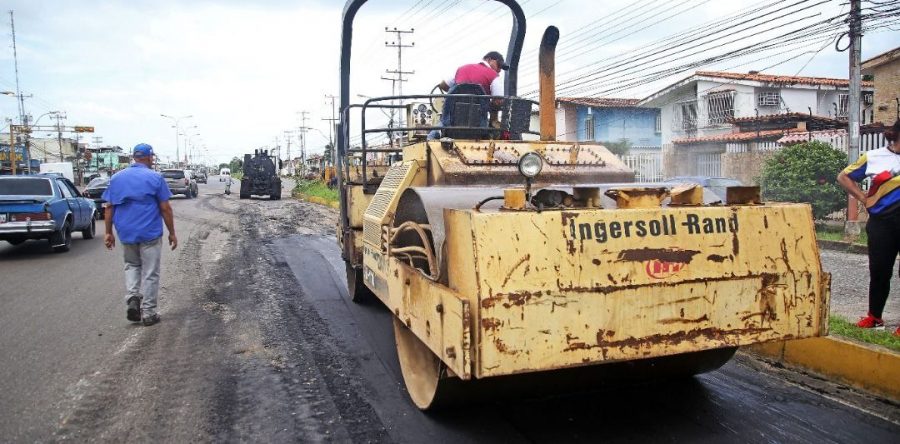 Colocan 60 toneladas de asfalto en la avenida principal de La Floresta en Maturín.