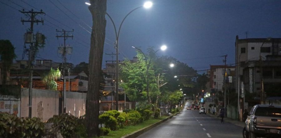 Alcaldesa Fuentes recupera alumbrado público en sector Las Avenidas.