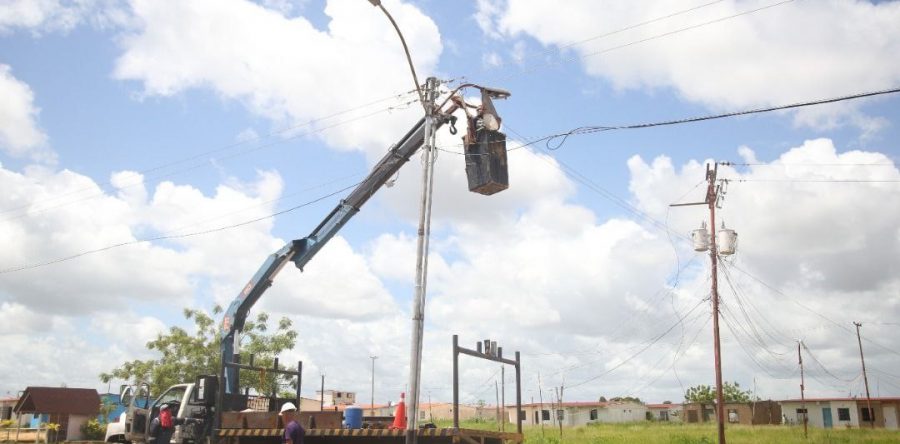 Alcaldía ilumina la avenida principal de Las Carolinas en Maturín.